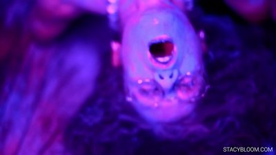 Em bé thủ dâm trên máy ảnh và tự đưa mình đến cực khoái.